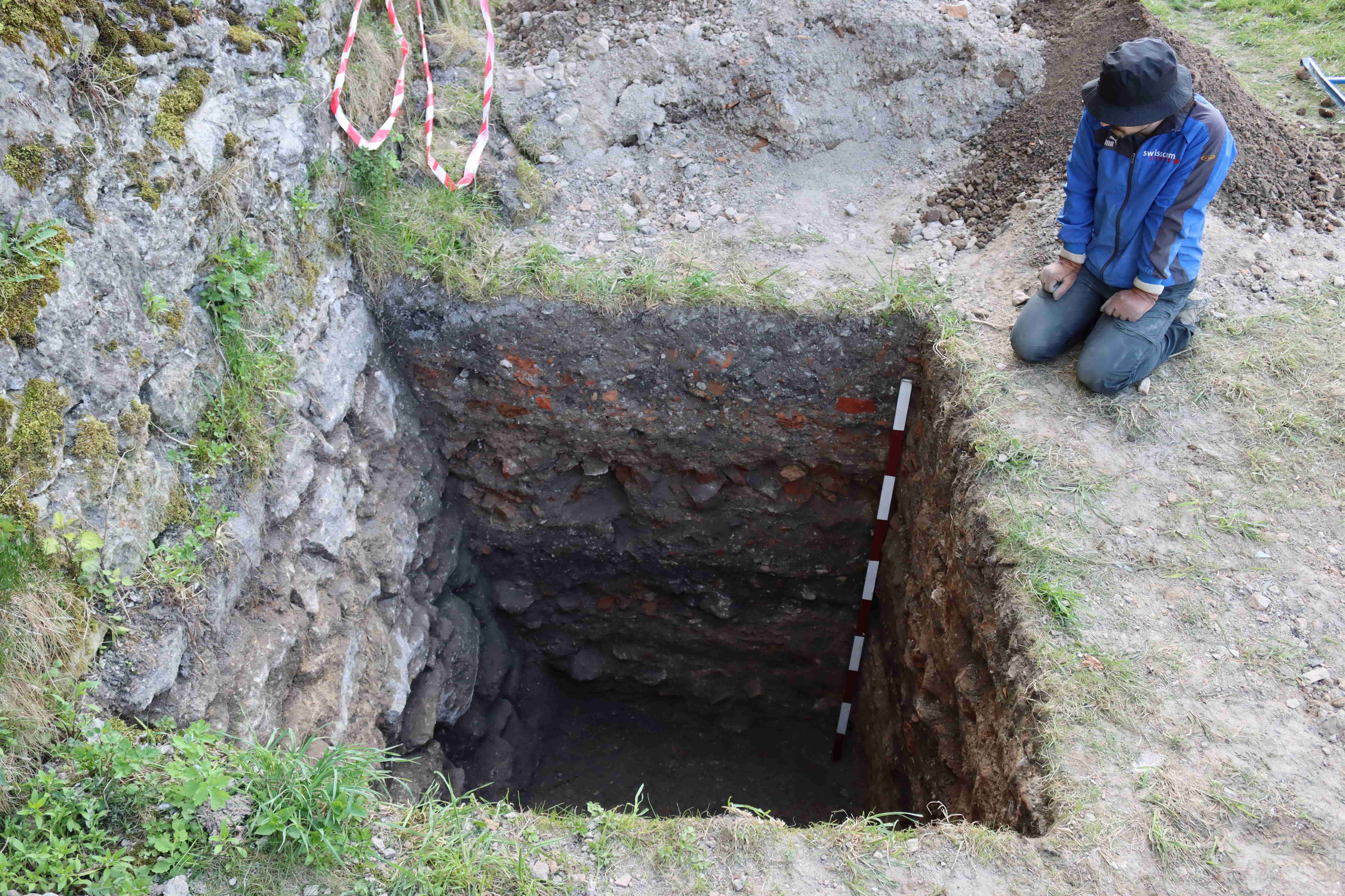 Археологічні знахідки біля замкових мурів. Фото 1