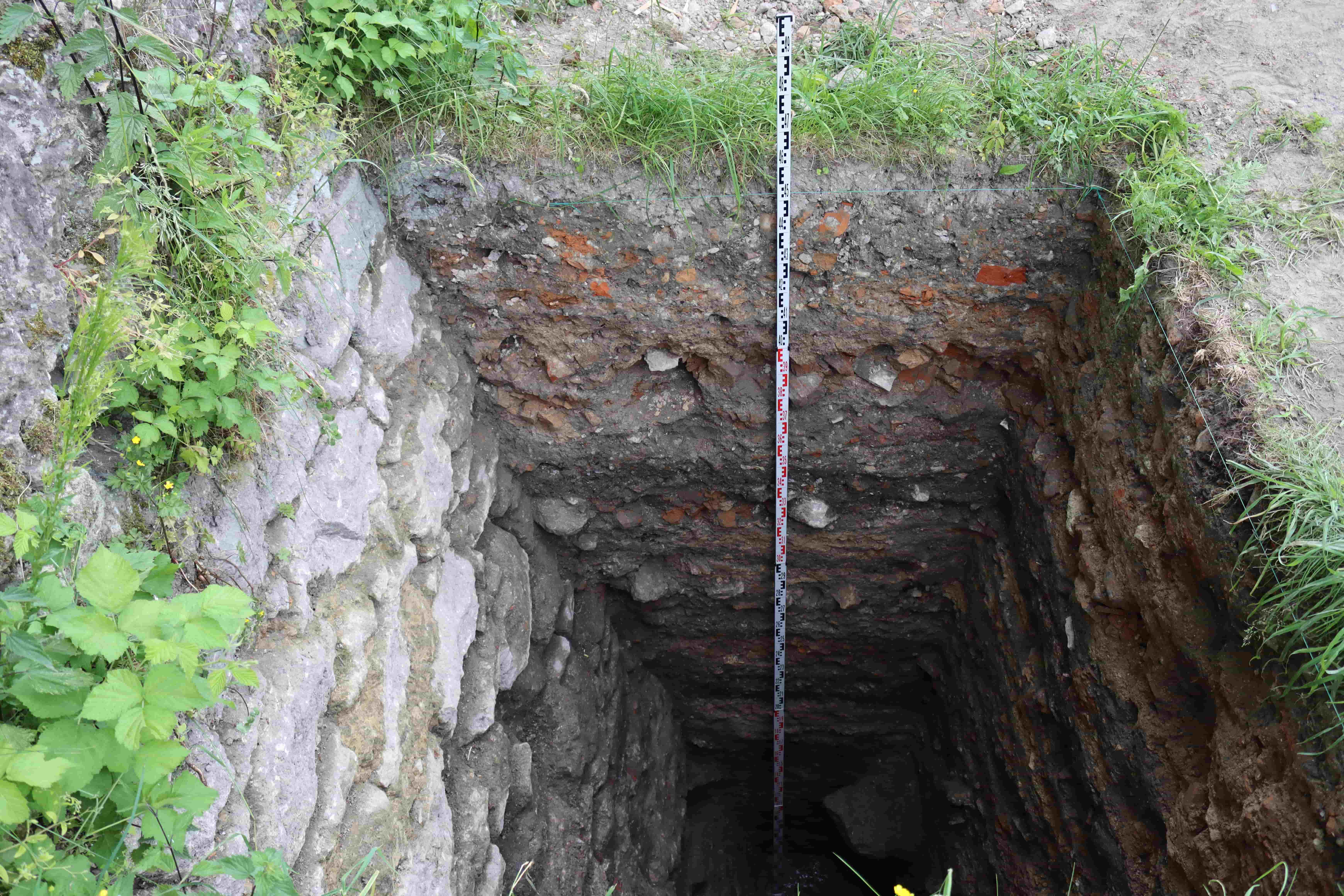 Археологічні знахідки біля замкових мурів. Фото 5