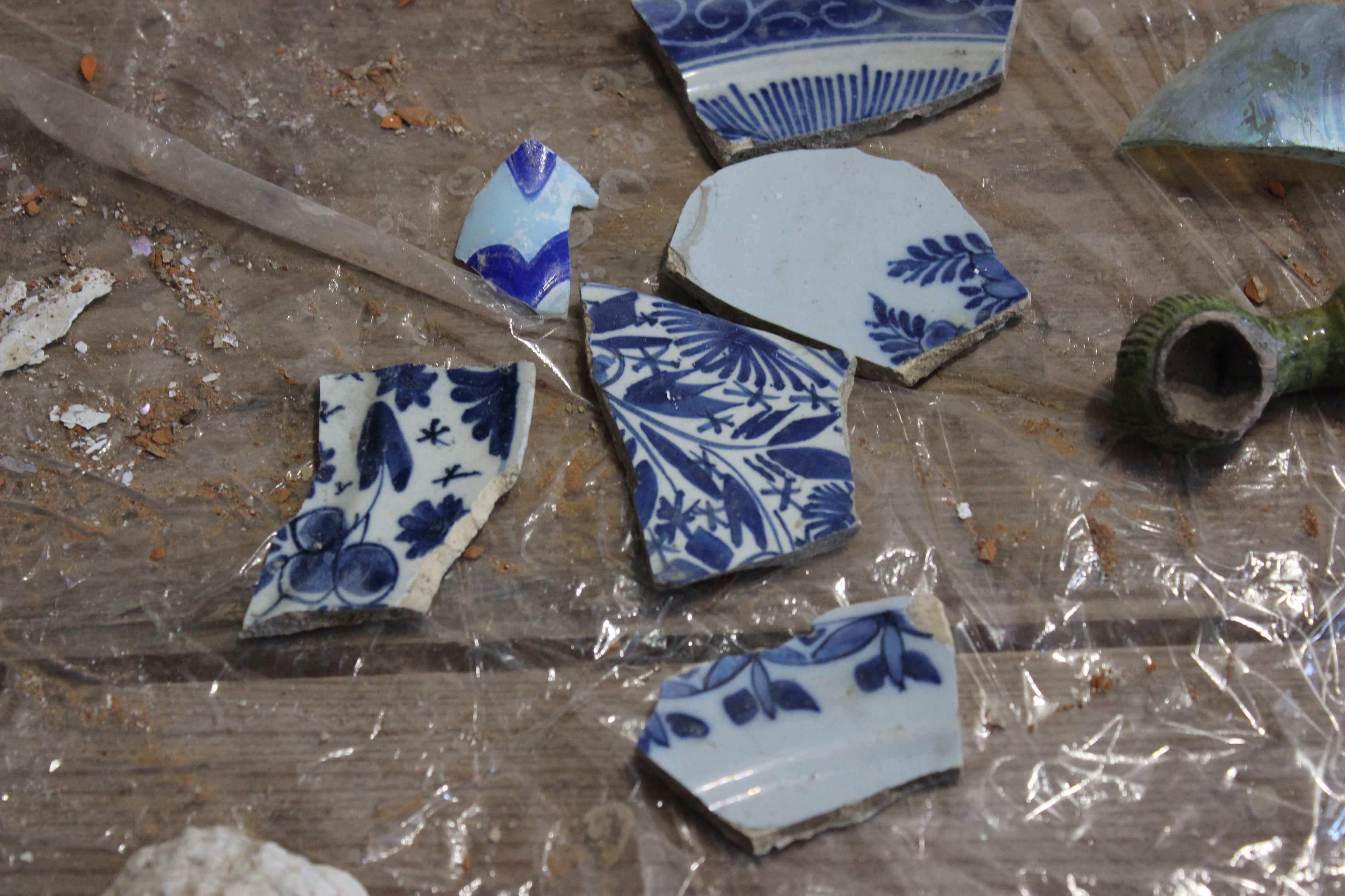 Археологічні знахідки біля замкових мурів. Фото 4