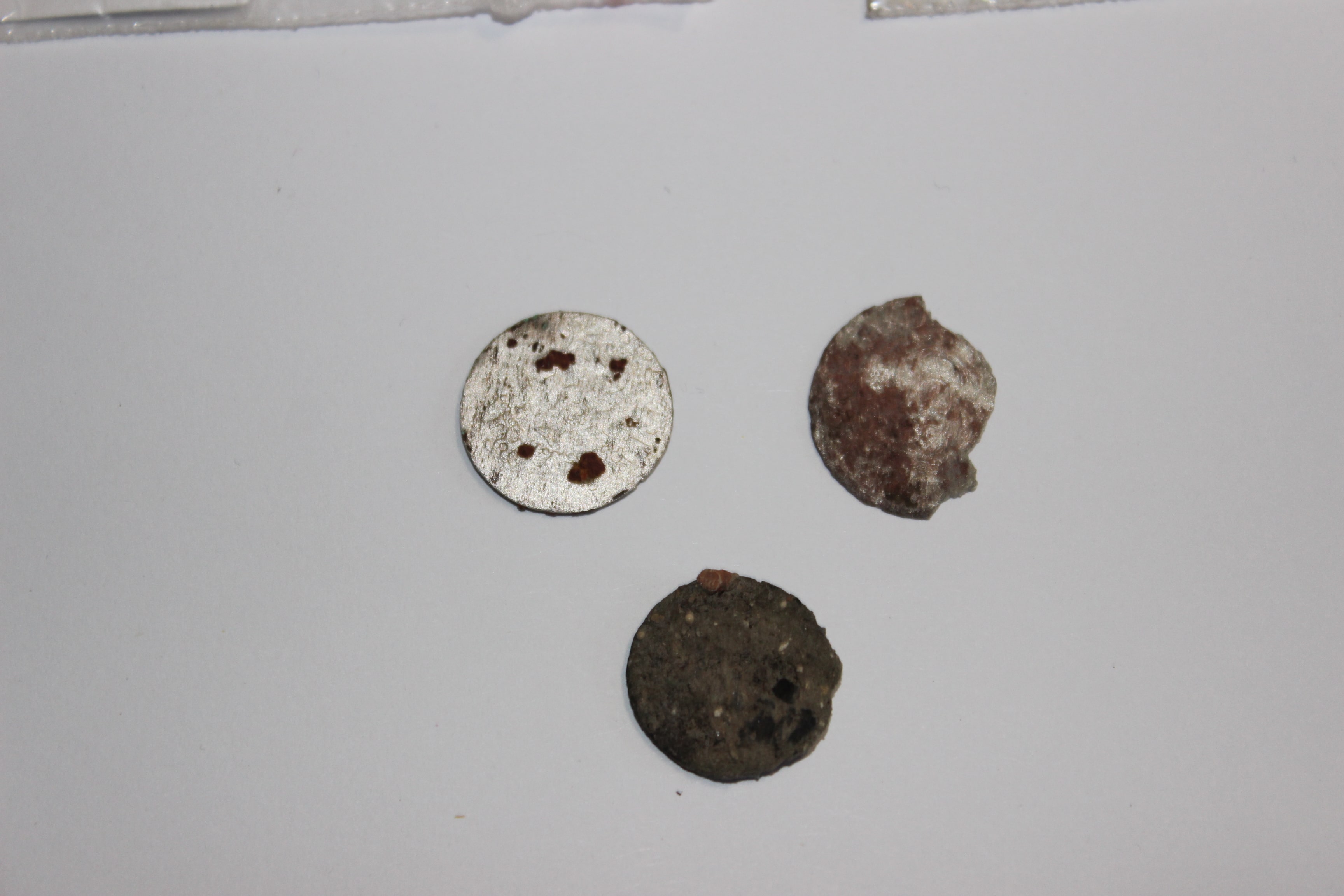 Археологічні знахідки біля замкових мурів. Фото 7