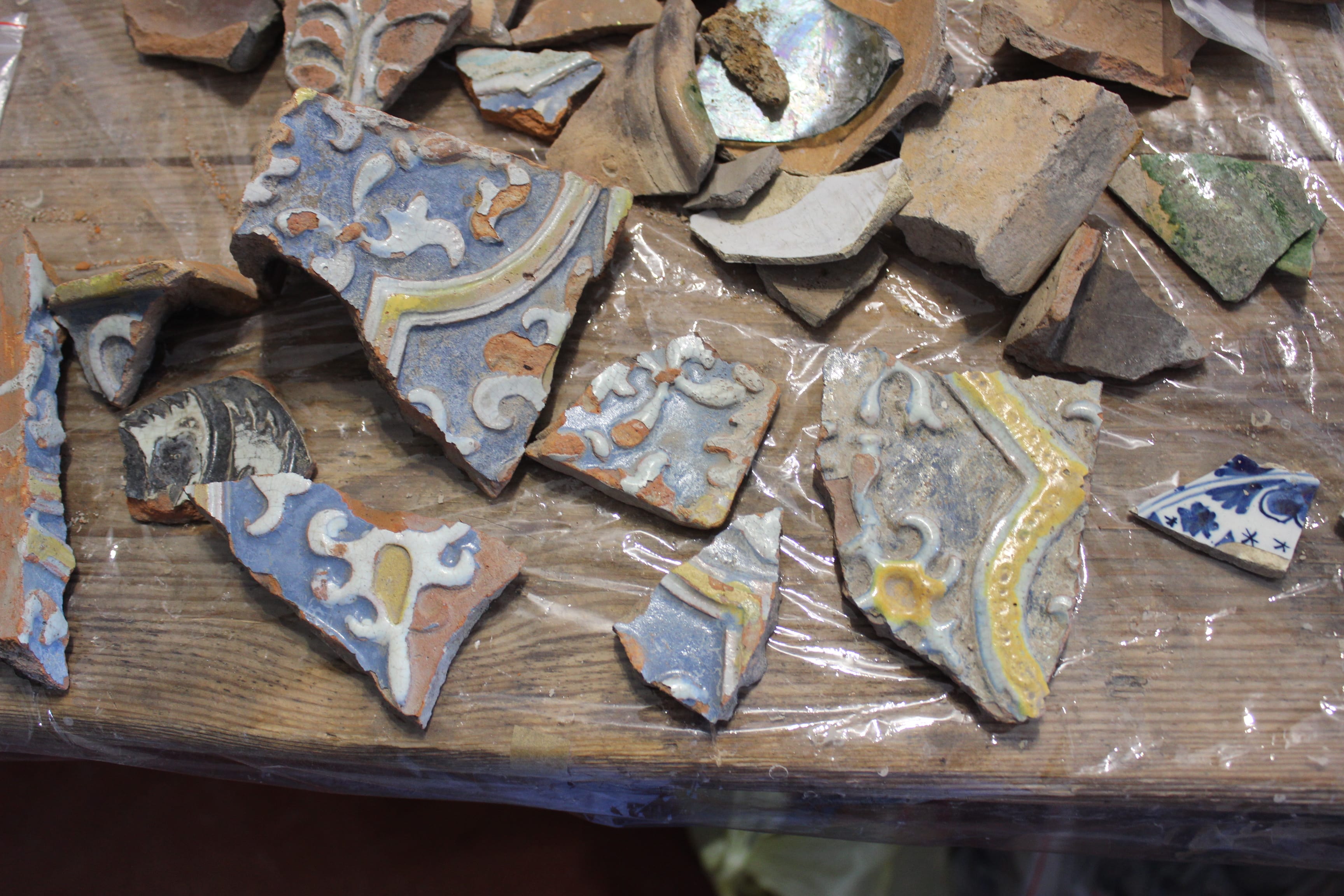 Археологічні знахідки біля замкових мурів. Фото 3