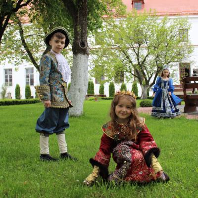 У парку зображено діток