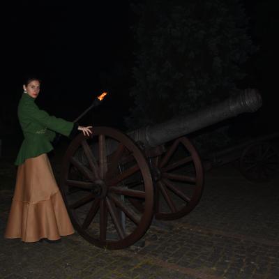 Зображена дівчина