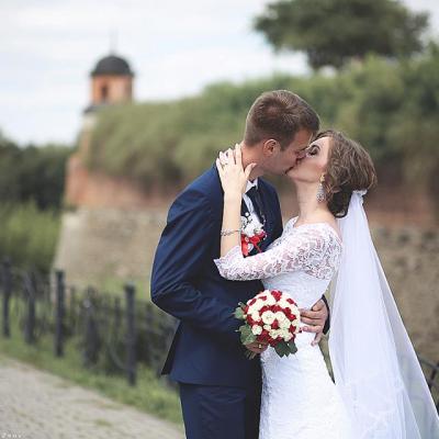 Зображено молодят