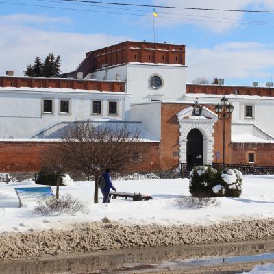 Надбрамний корпус у зимку